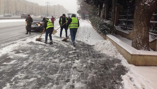 Люди очищают лопатой снег в Баку, 24 февраля 2021 года - Sputnik Азербайджан
