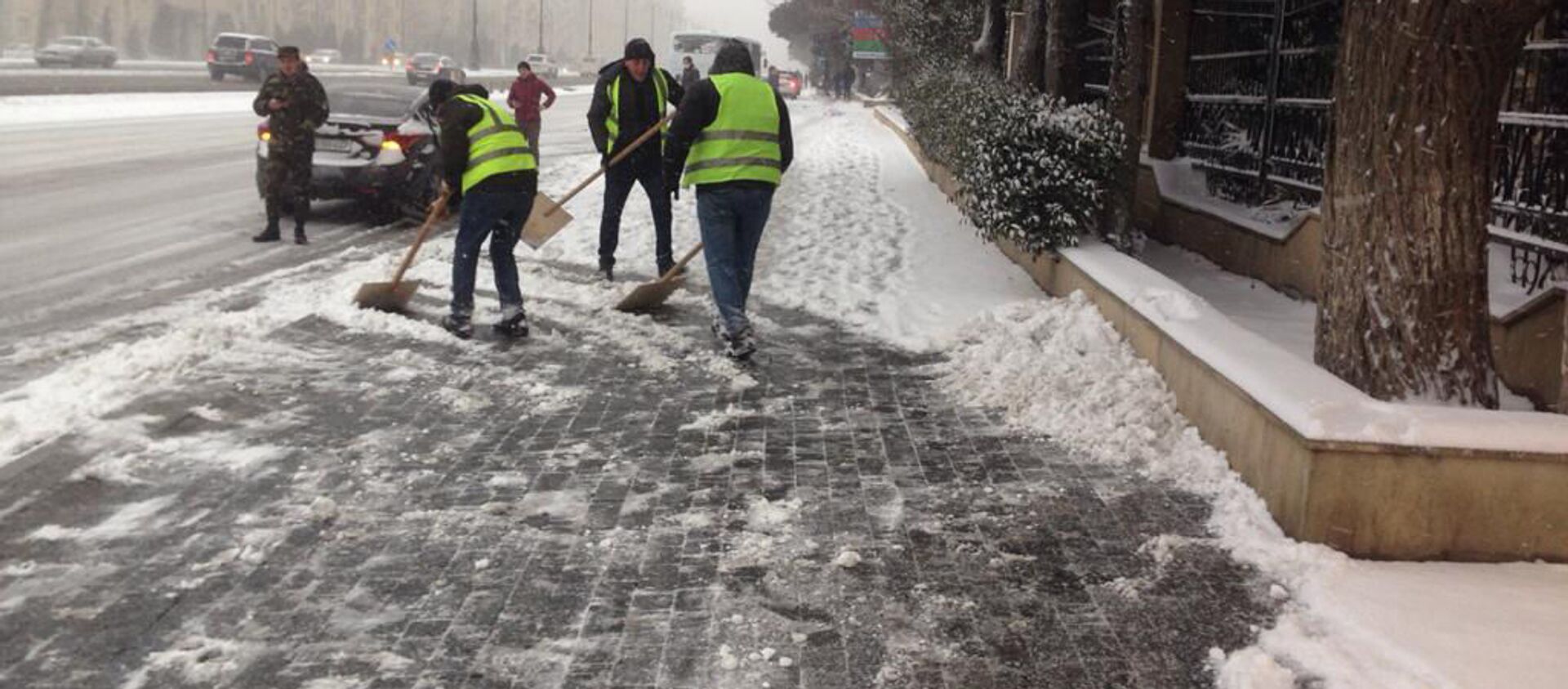 Люди очищают лопатой снег в Баку, 24 февраля 2021 года - Sputnik Азербайджан, 1920, 24.02.2021