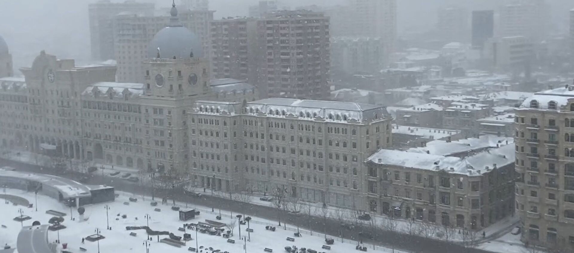 Зима удивила напоследок: видео заснеженного Баку - Sputnik Азербайджан, 1920, 24.02.2021