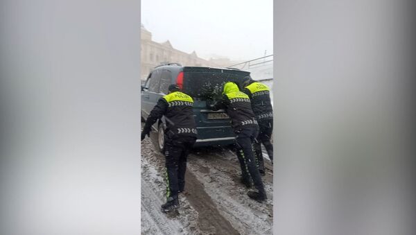 Соль и песок: как борется со снегом в Баку дорожная полиция - Sputnik Азербайджан