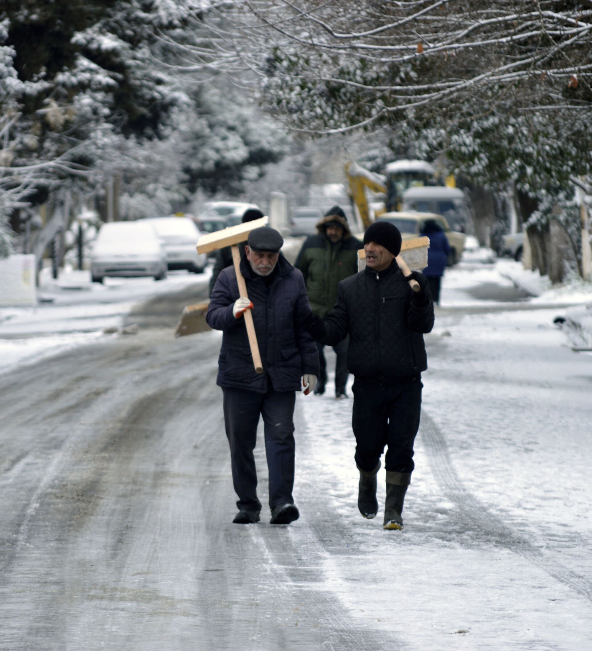 Фото Грузия снегопад. Фото в чем люди в Баку в феврале 2021. Cali weather in February 2021.