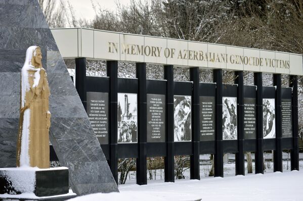 Памятник жертвам Ходжалинской резни в Ленкоране - Sputnik Azərbaycan