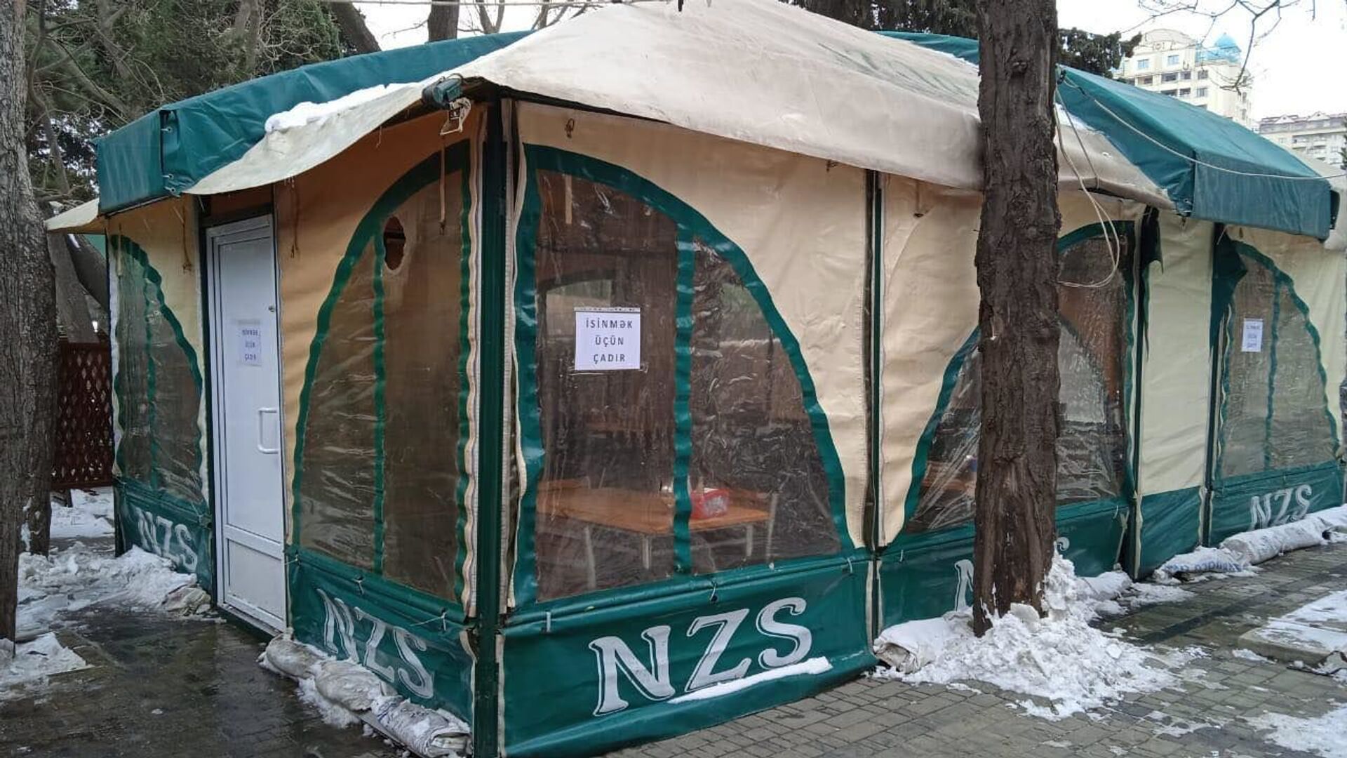 Gecələmək mümkün deyil: qar-çovğunda qalanlar üçün çadırlar necə işləyir - FOTO  - Sputnik Azərbaycan, 1920, 25.02.2021