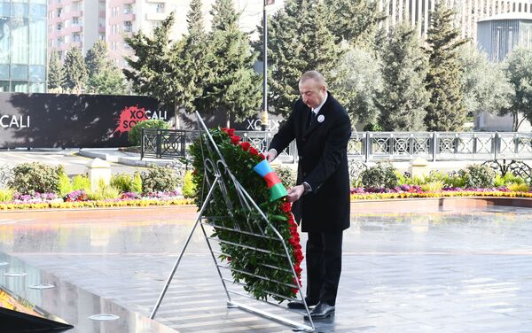 Президент Азербайджанской Республики Ильхам Алиев и первая леди Мехрибан Алиева в связи с 29-й годовщиной Ходжалинского геноцидаа, посетили памятник в память о жертвах трагедии. - Sputnik Азербайджан