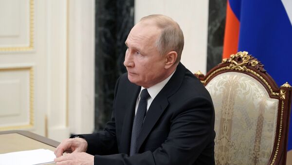 Президент РФ Владимир Путин проводит в режиме видеоконференции оперативное совещание с постоянными членами Совета безопасности РФ. - Sputnik Азербайджан