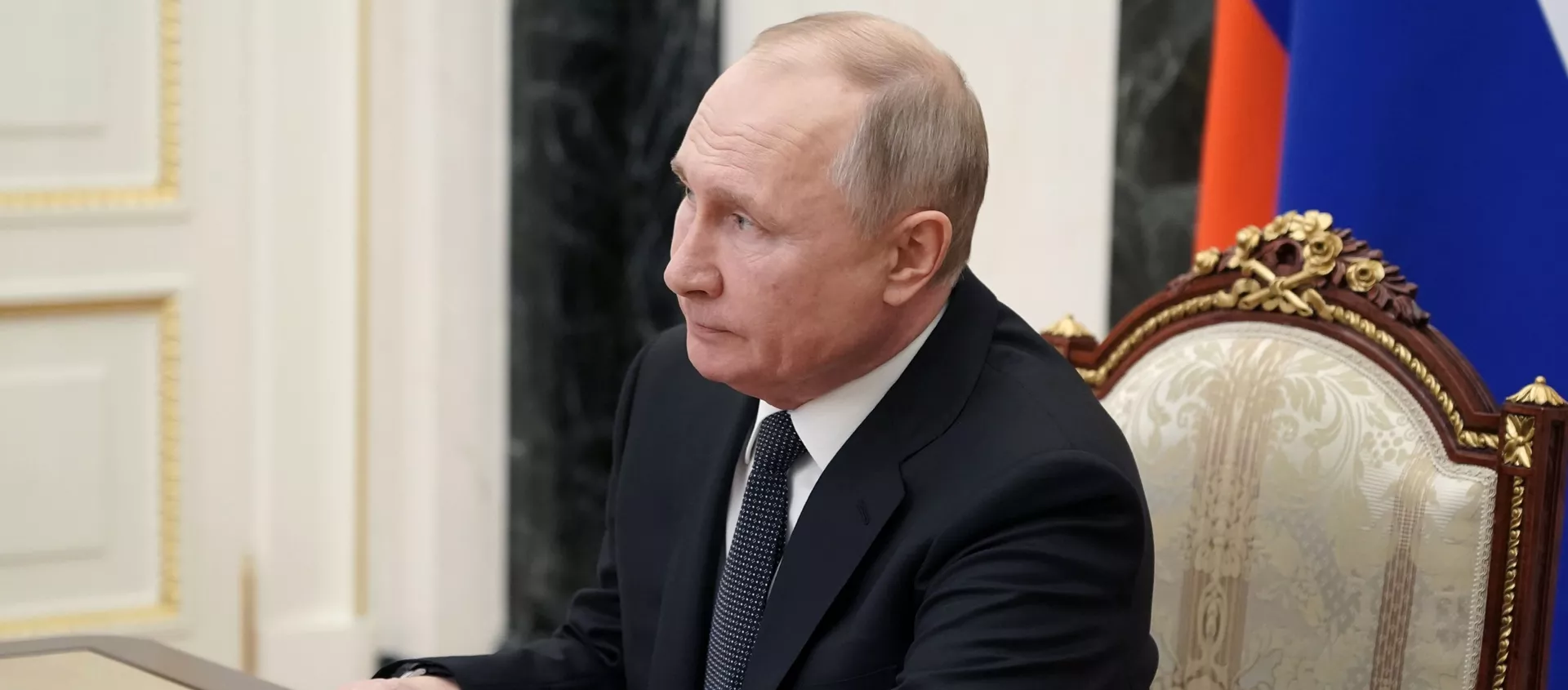 Президент РФ Владимир Путин проводит в режиме видеоконференции оперативное совещание с постоянными членами Совета безопасности РФ. - Sputnik Азербайджан, 1920, 18.03.2021