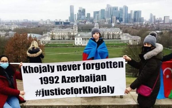 Флешмоб, посвященный годовщине Ходжалинского геноцида в Британии - Sputnik Азербайджан