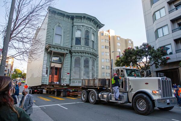 Грузовик перевозит 139-летний викторианский особняк на новый адрес в Сан-Франциско - Sputnik Азербайджан