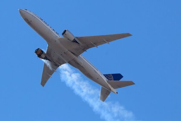Пассажирский Boeing 777 авиакомпании United Airlines летит в горящим двигателем над Денвером  - Sputnik Азербайджан