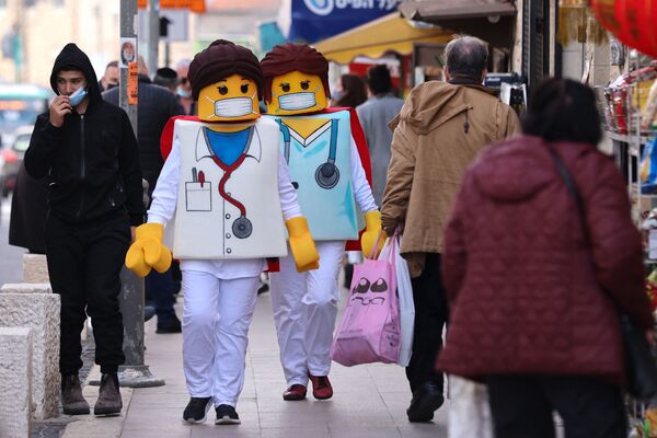 Люди в костюмах Lego идут по улице в Иерусалиме - Sputnik Азербайджан