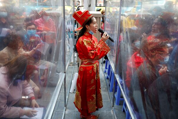 Девушка одетая как Бог Богатства в Ханое, Вьетнам - Sputnik Азербайджан