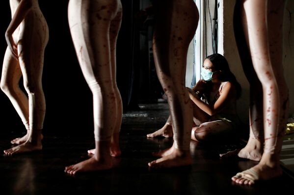  Танцовщица в медицинской маске во время представления в в Доме искусств Джакарты, Индонезия - Sputnik Азербайджан