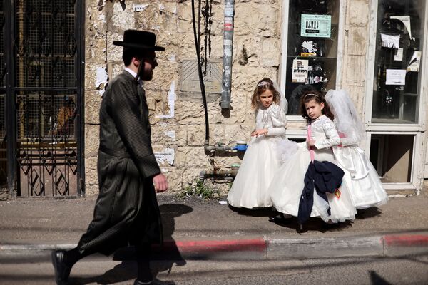 Девочки в свадебных платьях по случаю приближающегося еврейского праздника Пурим в Иерусалиме, Израиль - Sputnik Азербайджан
