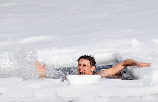 Чешский фридайвер Дэвид Венцл установил мировой рекорд плавания подо льдом - Sputnik Азербайджан