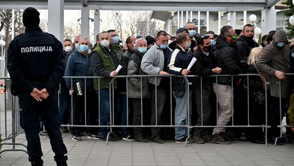 Люди выстраиваются в очередь, чтобы получить вакцину от Covid-19 в Белграде, Сербия - Sputnik Azərbaycan