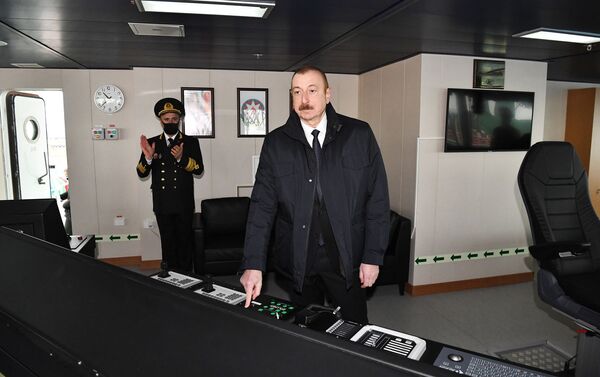 Президент Ильхам Алиев на церемонии спуска на воду судна-парома типа Ro-Pax «Академик Зарифа Алиева» и сдачи в эксплуатацию судна-парома «Азербайджан» аналогичного назначения - Sputnik Азербайджан