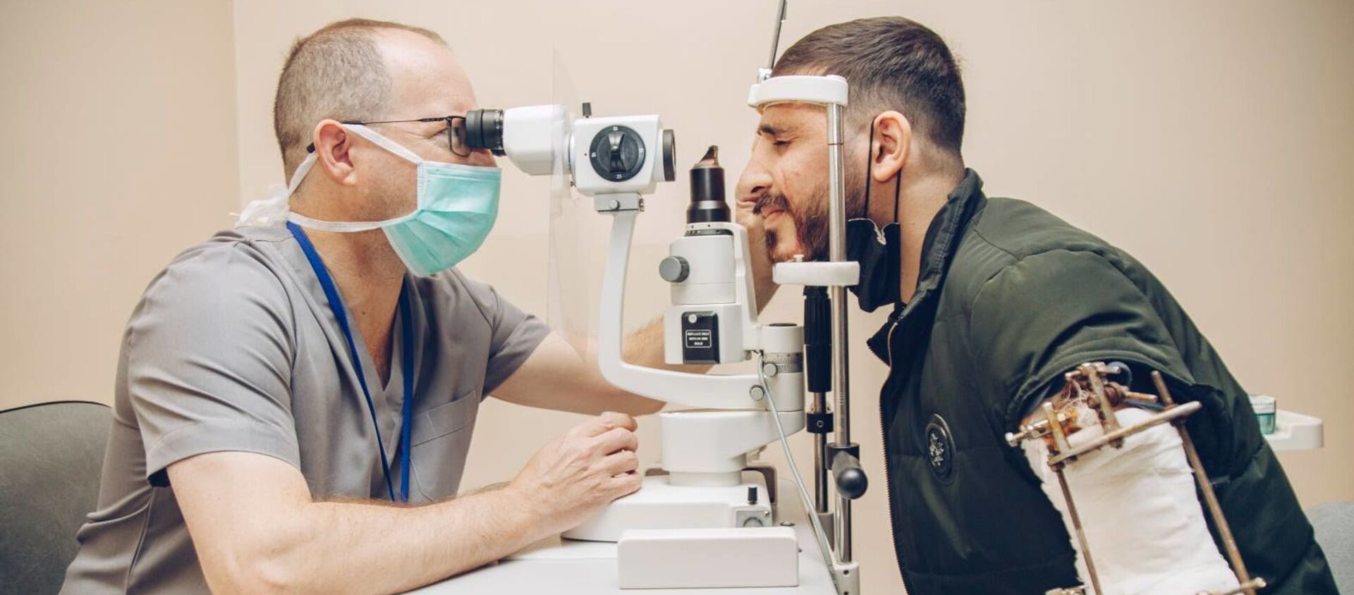 Команда израильских офтальмологов во время осмотра - Sputnik Азербайджан, 1920, 01.03.2021
