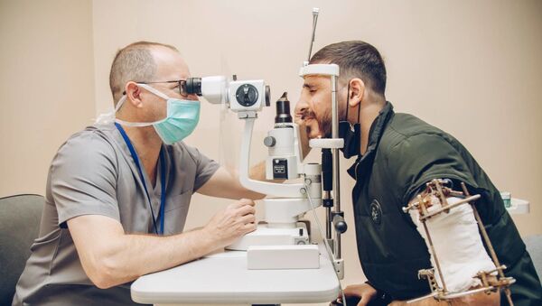 Команда израильских офтальмологов во время осмотра - Sputnik Азербайджан