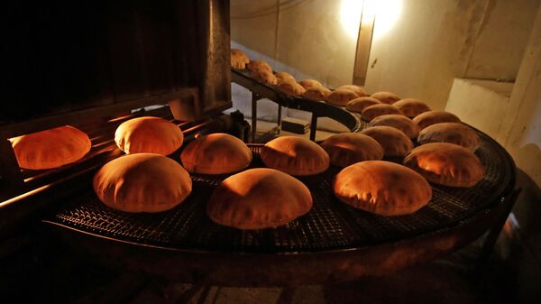 Производство хлеба, фото из архива - Sputnik Azərbaycan