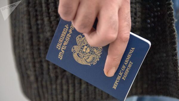 Гражданин с паспортом Армении - Sputnik Azərbaycan
