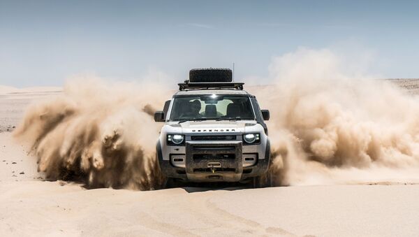 Автомобиль Land Rover Defender в пустыне в Намибии - Sputnik Azərbaycan