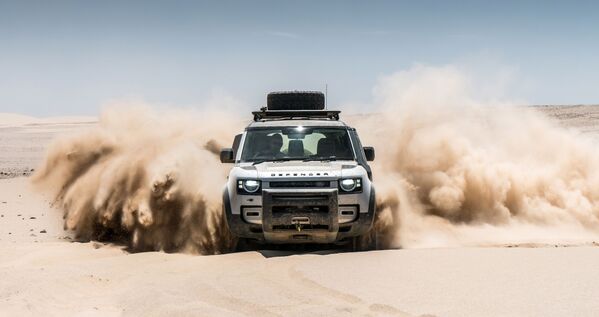 Автомобиль Land Rover Defender в пустыне в Намибии - Sputnik Azərbaycan