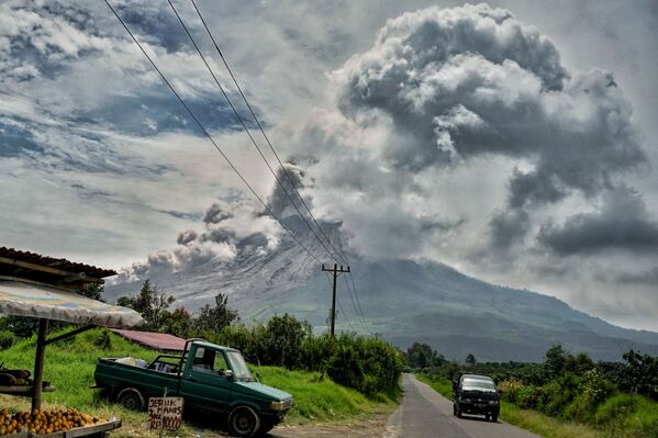 Извержение вулкана Синабунг в Индонезии - Sputnik Azərbaycan