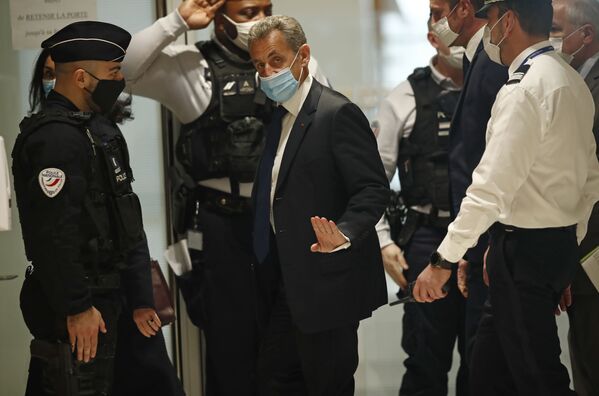 Бывший президент Франции Николя Саркози прибывает в зал суда в Париже - Sputnik Азербайджан