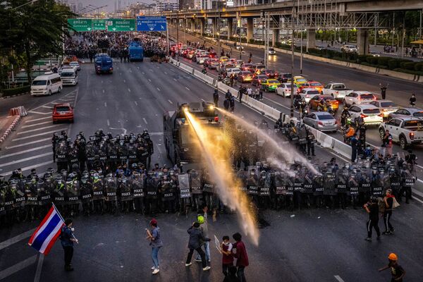 Полиция разгоняет демонстрацию протеста в Бангкоке, Таиланд - Sputnik Azərbaycan