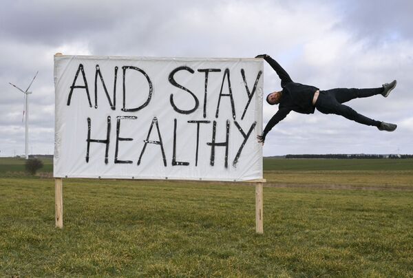 Мужчина протестует против продолжающегося закрытия фитнес-центров в Германии - Sputnik Азербайджан