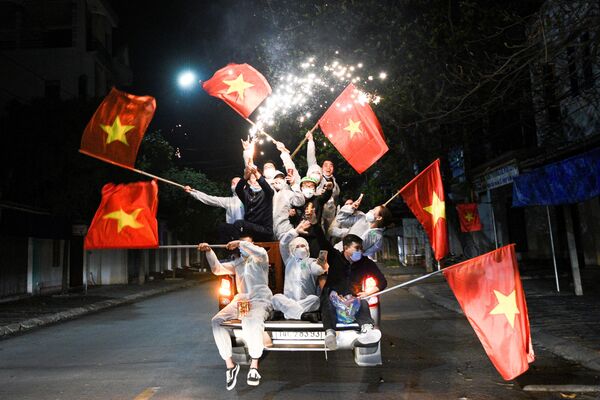 Жители празднуют отмену социального дистанцирования в городе Чи Линь, провинция Хайзыонг, Вьетнам - Sputnik Азербайджан