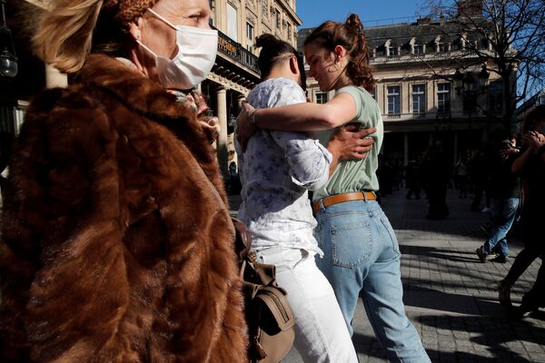 Пара танцует танго перед Comedie Francaise на площади Колетт в Париже - Sputnik Azərbaycan