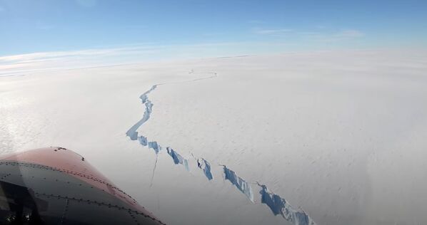 Трещина на шельфовом леднике Бранта в Антарктиде - Sputnik Azərbaycan