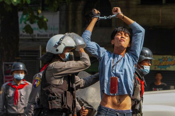  Протестующий, задержанный сотрудниками полиции во время митинга против военного переворота в Янгоне, Мьянма - Sputnik Азербайджан