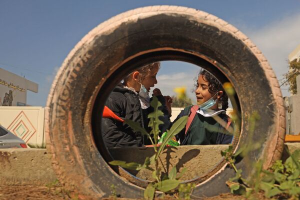 Палестинские школьники ждут автобус  - Sputnik Азербайджан