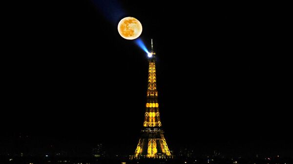 Луна на фоне Эйфелевой башни в Париже - Sputnik Азербайджан