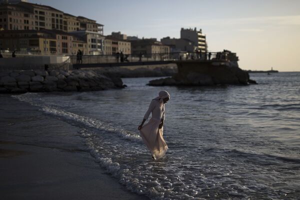 Девушка на пляже Де Каталан в Марселе, Франция  - Sputnik Azərbaycan