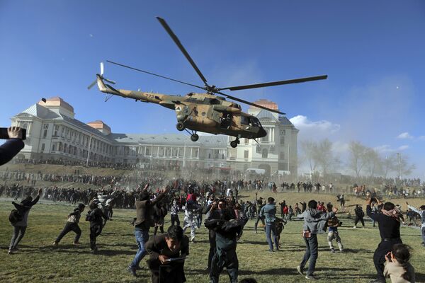 Военный вертолет во время выставки вооружения в Кабуле, Афганистан  - Sputnik Азербайджан