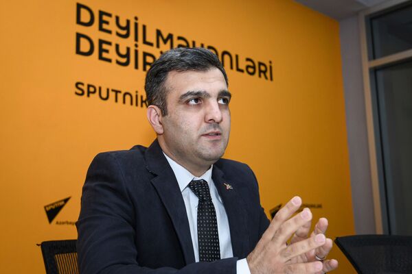 Глава отдела по связям с общественностью ОАО Темиз Шехер Эльмар Меликов - Sputnik Азербайджан
