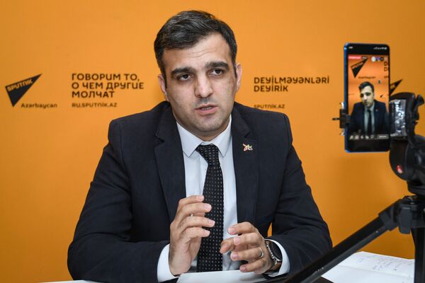 Глава отдела по связям с общественностью ОАО Темиз Шехер Эльмар Меликов - Sputnik Азербайджан