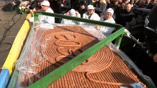 Сербы приготовили колбасу длиной в два километра  - Sputnik Азербайджан