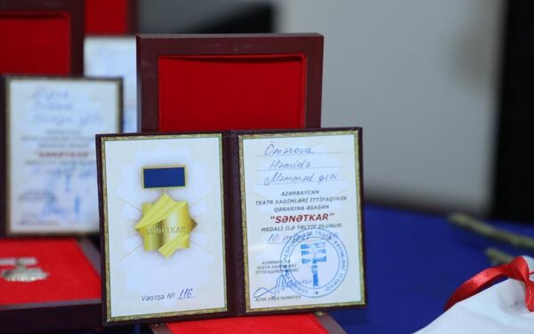 Церемония вручения медалей деятелям культуры по случаю Дня национального театра - Sputnik Азербайджан