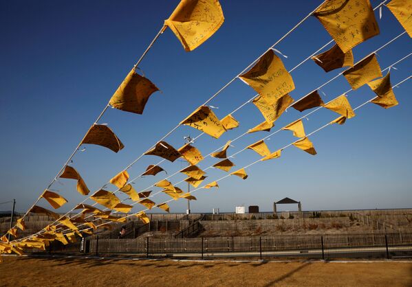 Желтые салфетки с пожеланиями пострадавшим в результате землетрясения 2011 года в Японии  - Sputnik Azərbaycan