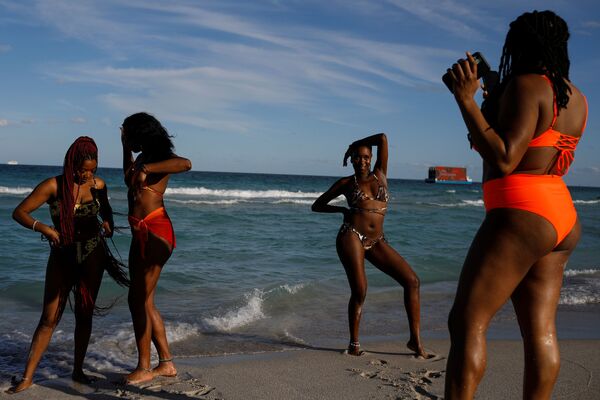 Девушки отдыхают на пляже в Майами - Sputnik Азербайджан
