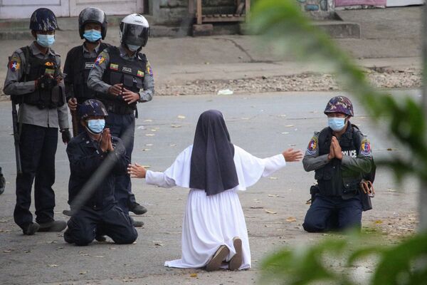Монахиня на коленях просит полицию не причинять вреда протестующим против военного переворота в Мьянме  - Sputnik Азербайджан