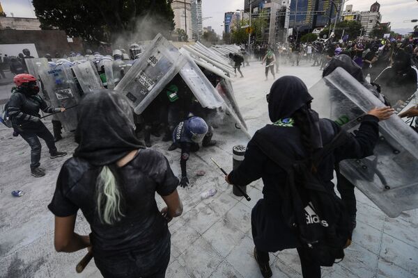 Столкновение протестующих и полицейских в ходе акции протеста в Международный женский день в Мехико, Мексика - Sputnik Азербайджан