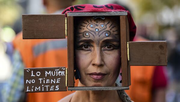 Участница марша в честь Международного женского дня в Сантьяго, Чили - Sputnik Азербайджан