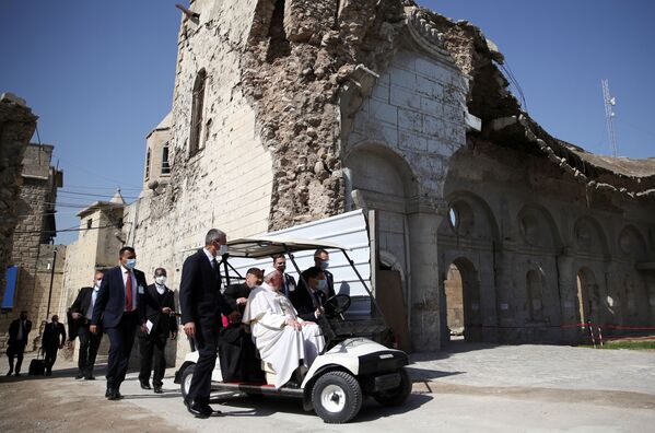 Папа Франциск во время визита в Ирак - Sputnik Азербайджан