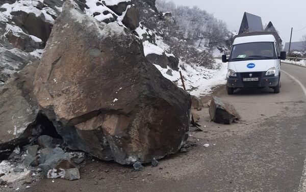 Обломок скалы, сорвавшийся с горы и перекрывший движение на автомобильной дороге Гянджа-Дашкесан - Sputnik Азербайджан