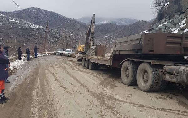 Обломок скалы, сорвавшийся с горы и перекрывший движение на автомобильной дороге Гянджа-Дашкесан - Sputnik Азербайджан